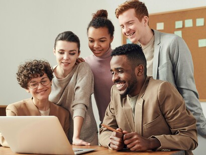 Muitas organizações adotam o que se pode chamar de compliance superficial ou "check-box". Trata-se de uma abordagem reativa, focada em cumprir o mínimo legal: elaborar um código de conduta, realizar treinamentos genéricos e publicar relatórios de diversidade. Embora essas ações sejam necessárias, elas são insuficientes para transformar a cultura e mitigar os riscos inerentes às questões de D&I