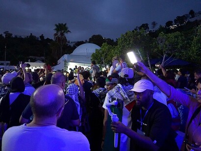 Thiago Ávila sta facendo un annuncio ai volontari e ai partecipanti della Global Sumud Flotilla, foto di Brahim Guedich, 10 settembre 2025