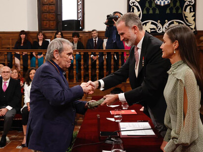 El poeta venezolano, Rafael Cadenas, recibe el Premio Cerbantes de manos del rey Felipe VI de España