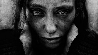 Rostro de mujer (fotografía de Lee Jeffries)