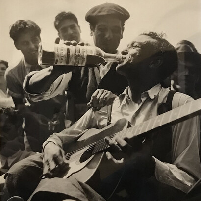 Jean Dieuzaide. Ces néo-croyants nomades, qui célèbrent la Sainte-Marie et leur soif de liberté à travers le son des guitares