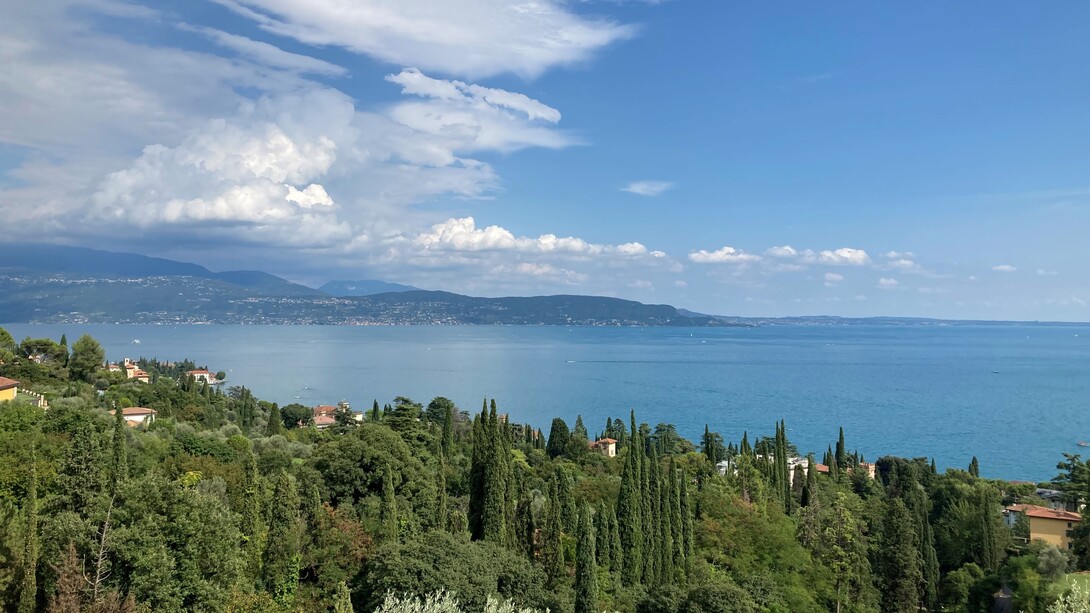Panorama del Lago di Garda, Italia. Foto di Flavius Roversi