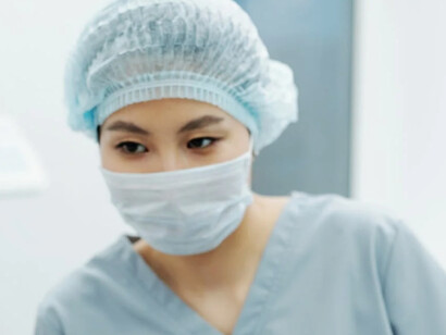 Donna indossa mascherina per eseguire tampone