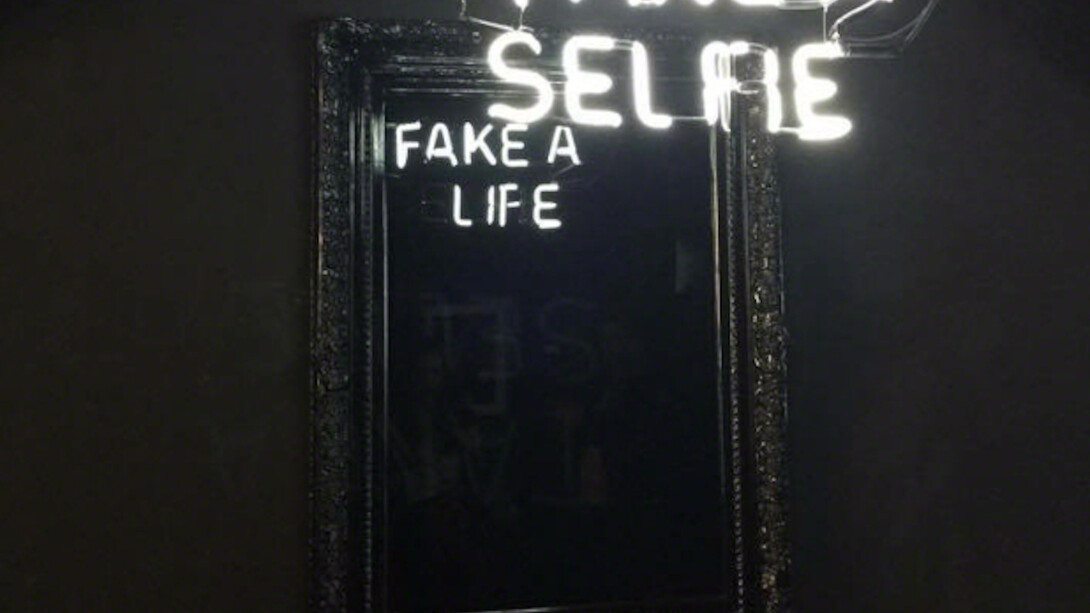 Camilo Matiz, Take a selfie / Fake a life. Courtesy of Maddox Arts