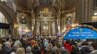 La Parroquia de San Antón no es solo un centro religioso o de culto; también es un hospital de campaña, un punto social y cultural donde todo el mundo es recibido y escuchado. Iglesia de San Antón está ubicada en el centro de Madrid, España