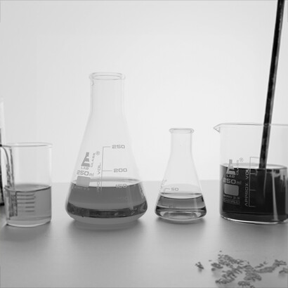 Químicos. Depois, com uma bolsa atribuída pela Junta de Educação Nacional, de 1931 a 1935 fez trabalho de investigação em Física Nuclear no Laboratoire Curie do Instituto do Rádio