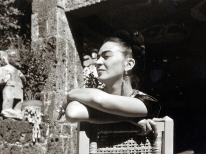 Florence Arquin - Frida Kahlo a Coyoacán, primi anni quaranta - Stampa alla gelatina d’argento, 53x42 cm - Courtesy of Throckmorton Fine Art Inc., New York, USA - Florence Arquin by SIAE 2016 - Foto di Gerardo Suter