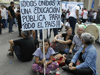 Manifestación de maestros en Argentina en defensa de la educación pública 