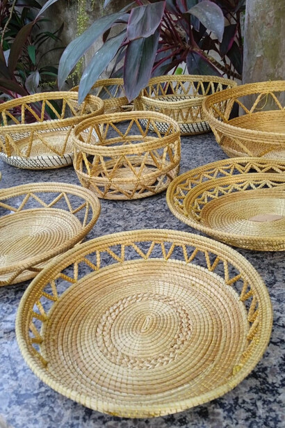 O Capim Dourado, presente no Jalapão, é matéria-prima para peças artesanais sustentáveis e símbolo da cultura local. O artesanato gera renda para comunidades quilombolas e atrai turistas, reforçando a economia regional