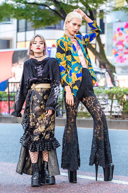 Jóvenes portando atuendos «vintage remake» en Tokio, Japón