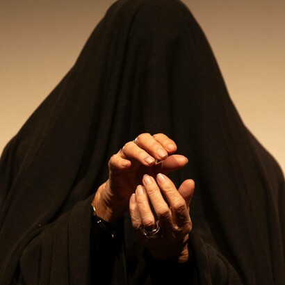 Giovanna Daddi in “Ecuba, la cagna nera”, riduzione drammaturgica da “Le Troiane” di Euripide, con la regia di Dario Marconcini a Buti. Il costume dell’attrice è una vecchia palandrana trovata in un baule