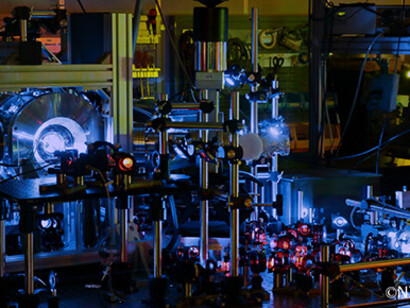 Orologio a reticolo ottico basato su atomi di stronzio