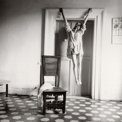 Francesca Woodman, Untitled, Rome, Italy, 1977–19782006 Schwarz-Weiß-Silbergelatineabzug auf Barytpapier Black-and-white gelatin silver print on barite paper © Courtesy George and Betty Woodman, New York Sammlung