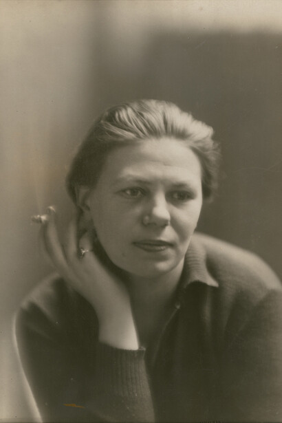 Germaine Krull, Autoportrait, Paris, 1927, Tirage gélatino–argentique, 23,9 x 17,9 cm, Stiftung Ann und Jürgen Wilde, Pinakothek der Moderne, München © Estate Germaine Krull, Museum Folkwang, Essen