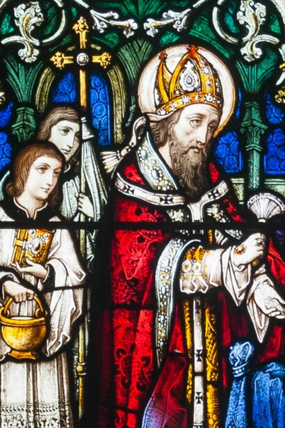 Vitral de Mayer & Co. en la catedral de Armagh, Irlanda del Norte, que representa la curación de un príncipe por San Malaquías