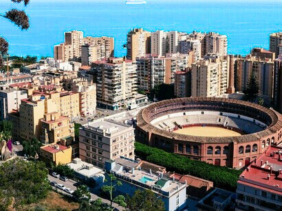 Les arènes sont un monument culturel important à Malaga et sont connues pour leur architecture distinctive et leur importance historique dans le contexte de la tradition taurine espagnole