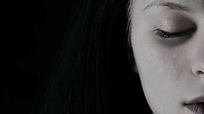 Sentimenti che affiorano. La doccia e il ricordo di un rapporto passato aggiungono profondità al personaggio principale, rivelando la sua vulnerabilità e la complessità dei suoi sentimenti