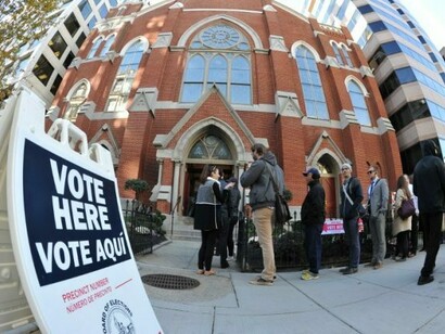 Personas esperando para votar en Washington