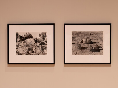 Laura Aguilar, Desnudos en la naturaleza, vista de exhibición. Cortesía de Phoenix Art Museum
