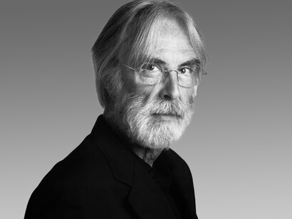 Michael Haneke utiliza el cine como una herramienta de reflexión filosófica, planteando preguntas incómodas sobre la violencia y el papel del espectador