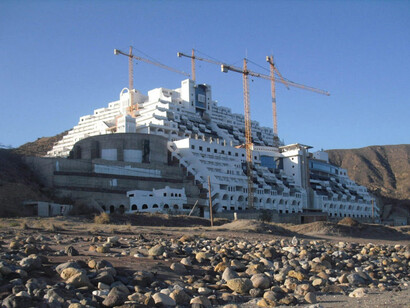 El Hotel Algarrobico, en la costa de Almería