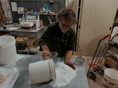 Joan Crous mentre mischia alcuni materiali tra loro per il suo ultimo progetto 