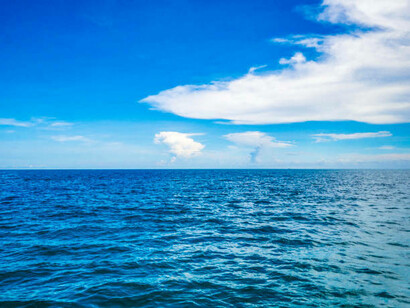 Océano siguiendo nubes