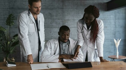 Los líderes en salud pueden transformar sus organizaciones mediante una visión clara, la promoción de la cultura de innovación, y la mejora continua de la calidad de la atención