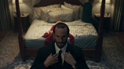Fotograma de la versión televisiva de «El cuento de la criada»