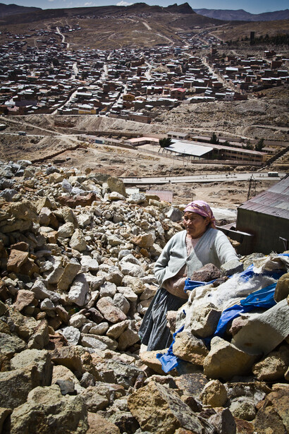 Una donna col Potosi sullo sfondo