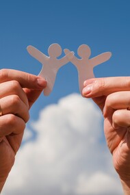 La fiducia è la base su cui si costruiscono tutte le relazioni significative, poiché crea un senso di sicurezza e apertura tra le persone