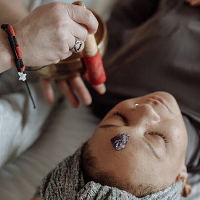 Sons curativos e a energia que emana das pedras em sessão de terapia holística