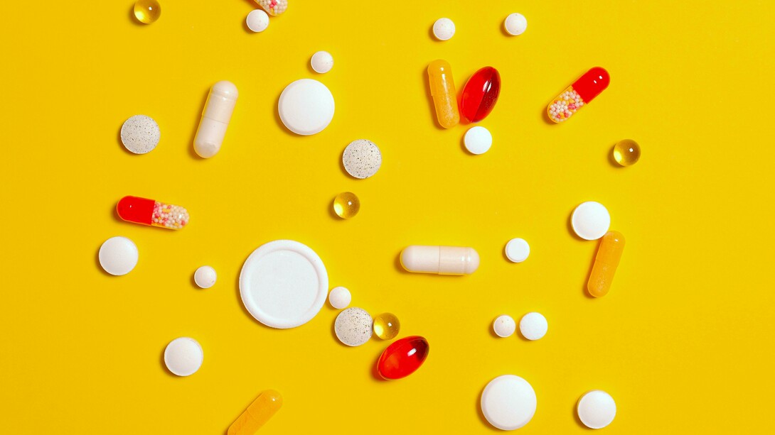 Medicamentos de vários tipos espalhados sobre superfície