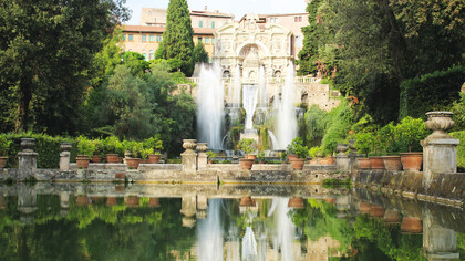 Patio interno de la Villa Gregoriana en la ciudad de Tívoli, Italia