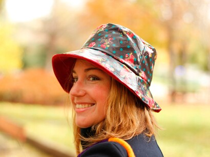 Mujer joven con sombrero