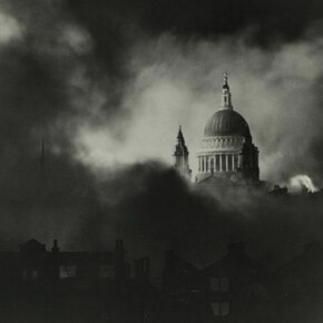 Herbert Mason “St. Pauls During the Blitz” December, 1940, vintage silver gelatin print on
glossy fibre paper 20,3 x 25,8 cm