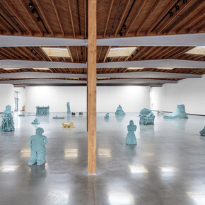 Urs Fischer, Yes and LA dust, exhibition view. Courtesy of Jeffrey Deitch