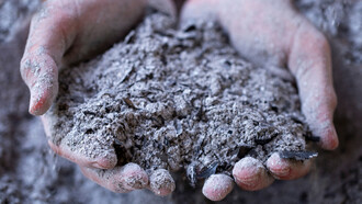 Manos recogiendo cenizas: la última vez que supe de Osvaldo, lo vi como siempre