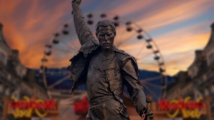 Freddie Mercury, statua. Si è conclusa il 13 settembre un’asta che rimarrà nella storia di Sotheby’s e che nonostante i pareri contrastanti ha sicuramente elettrizzato i fan della band e ha permesso al grande pubblico di rivivere l’immensità di Freddie Mercury e la Queen-mania