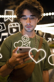 O protagonismo, sutil e onipresente, recai sobre os algoritmos das redes sociais. Eles nos entregam um fluxo incessante de mensagens, imagens e vídeos, selecionados a dedo para capturar e reter nossa atenção. É como se um curador invisível estivesse constantemente adaptando a galeria de arte que é o nosso feed, escolhendo as obras que mais nos agradam, nos surpreendem ou nos instigam