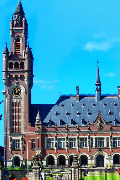 La Corte Internacional de Justicia es el principal poder judicial de las Naciones Unidas. Tiene su sede en el Palacio de la Paz en La Haya, Países Bajos. Sus principales funciones son resolver los conflictos jurídicos que le presenten los Estados