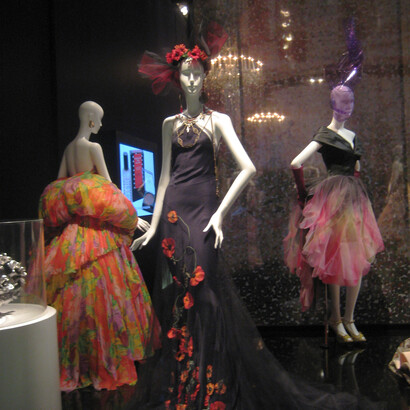 Dior alta costura. Em sua estreia no desfile de primavera verão em 1998 na nova casa, Galliano trouxe o famigerado “new look” de volta e com a releitura moderna que a mulher da Dior precisava