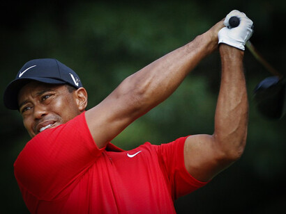 Tiger Woods. Tiger Woods a commencé à jouer au golf à un jeune âge, influencé par son père qui était également golfeur