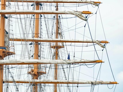 Detalhe de caravela similar às usadas na época das navegações. Os séculos XV e XVI foram marcados pelos Descobrimentos Portugueses, um período de grande transformação para o país. Durante este tempo, Portugal estabeleceu rotas comerciais pelo mundo e expandiu os seus domínios ultramarinos



