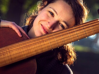 “Viola da Gamba. Voce. Entrambe allo stesso tempo”. Così si presenta Giovanna Baviera in apertura del suo sito. Nel febbraio del 2024, la musicista italo-irlandese ha inciso “Soloindue” per l’etichetta indipendente Albus fair editions ©Elam Rotem