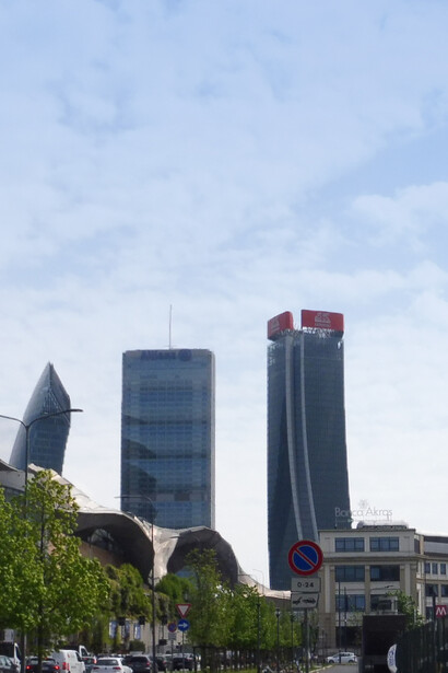 Torri viste dal piazzale Giulio Cesare a Milano, Italia