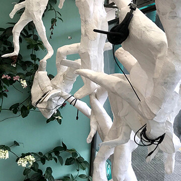 Regina Aguilar; La red (detalle). Instalación con esculturas en blanco. Foto cortesía de Teorética