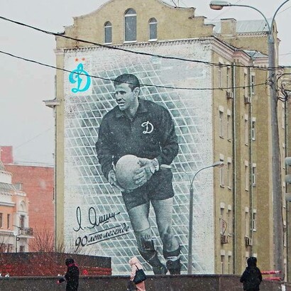 Ritratto graffito di Lev Yashin a Mosca, 2020
