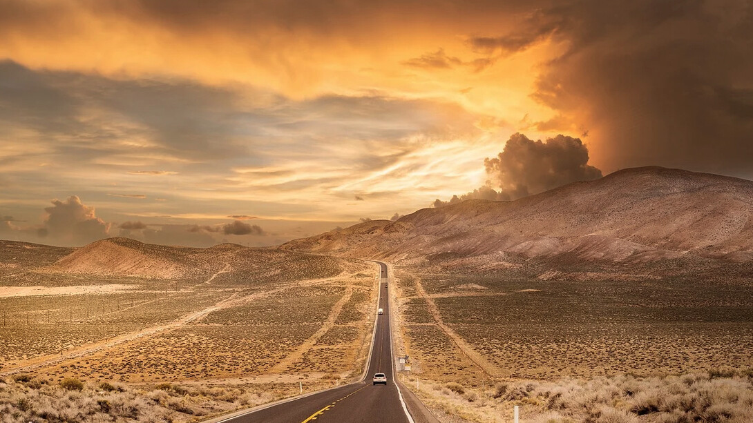 Cielo anaranjado visto desde el automóvil