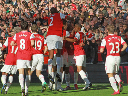 Arsenal célébrant un but lors d'un match contre Birmingham City. L'Emirates Stadium, 16 octobre 2010